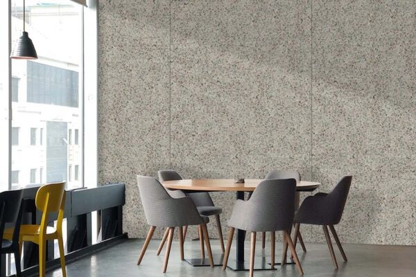 feutre acoustique en rouleau Slalom ECO&PETfelt en finition Terrazzo sur un mur de salle à manger