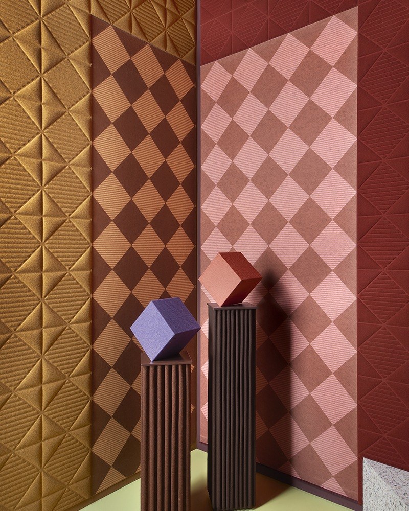 Feutre acoustique imprimé Arlecchino Felt par Slalom, mur à losanges feutre acoustique imprimé Slalom Arlecchino Felt rose et brun dans un angle de piece