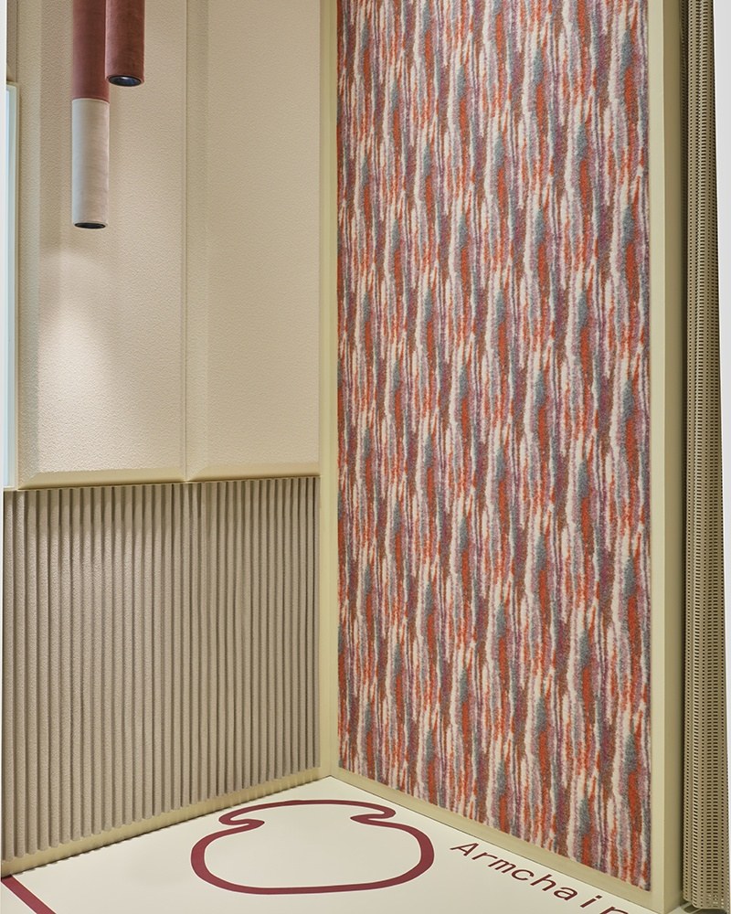 Feutre acoustique jacquard FUSIONfelt par Slalom, laine et polyester feutre acoustique jacquard Slalom FUSIONfelt dans un angle de l installation de la Milan Design Week