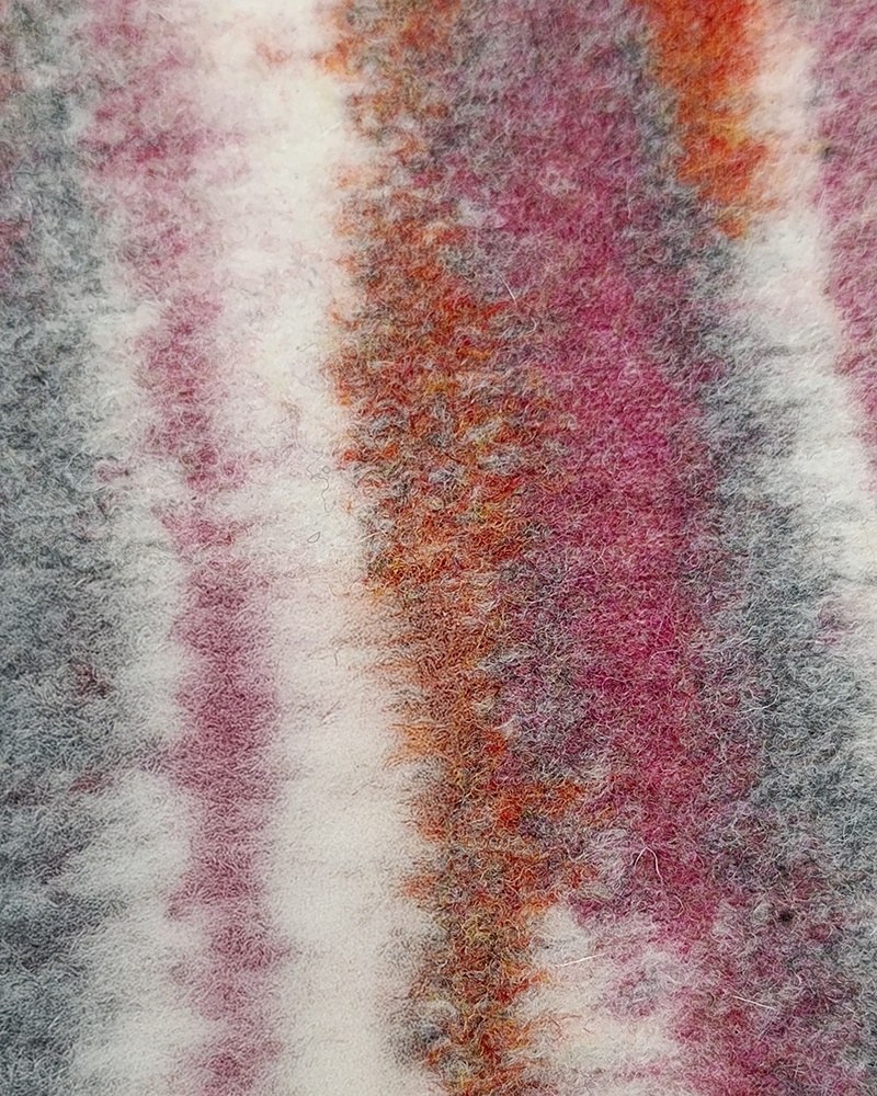 Feutre acoustique jacquard FUSIONfelt par Slalom, laine et polyester feutre acoustique jacquard Slalom FUSIONfelt, detail des veinures rose et grise