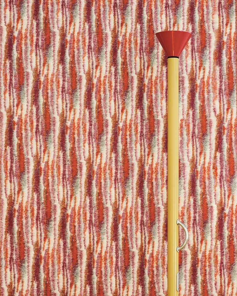 Feutre acoustique jacquard FUSIONfelt par Slalom, laine et polyester feutre acoustique jacquard Slalom FUSIONfelt, motif mural derriere un lampadaire jaune