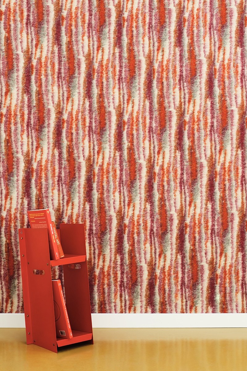 Feutre acoustique jacquard FUSIONfelt par Slalom, laine et polyester feutre acoustique jacquard Slalom FUSIONfelt sur un mur au dessus d une etagere rouge
