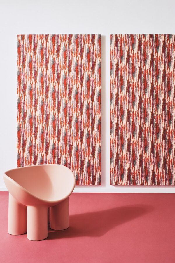 feutre acoustique jacquard Slalom FUSIONfelt en panneaux muraux au dessus d un fauteuil rose