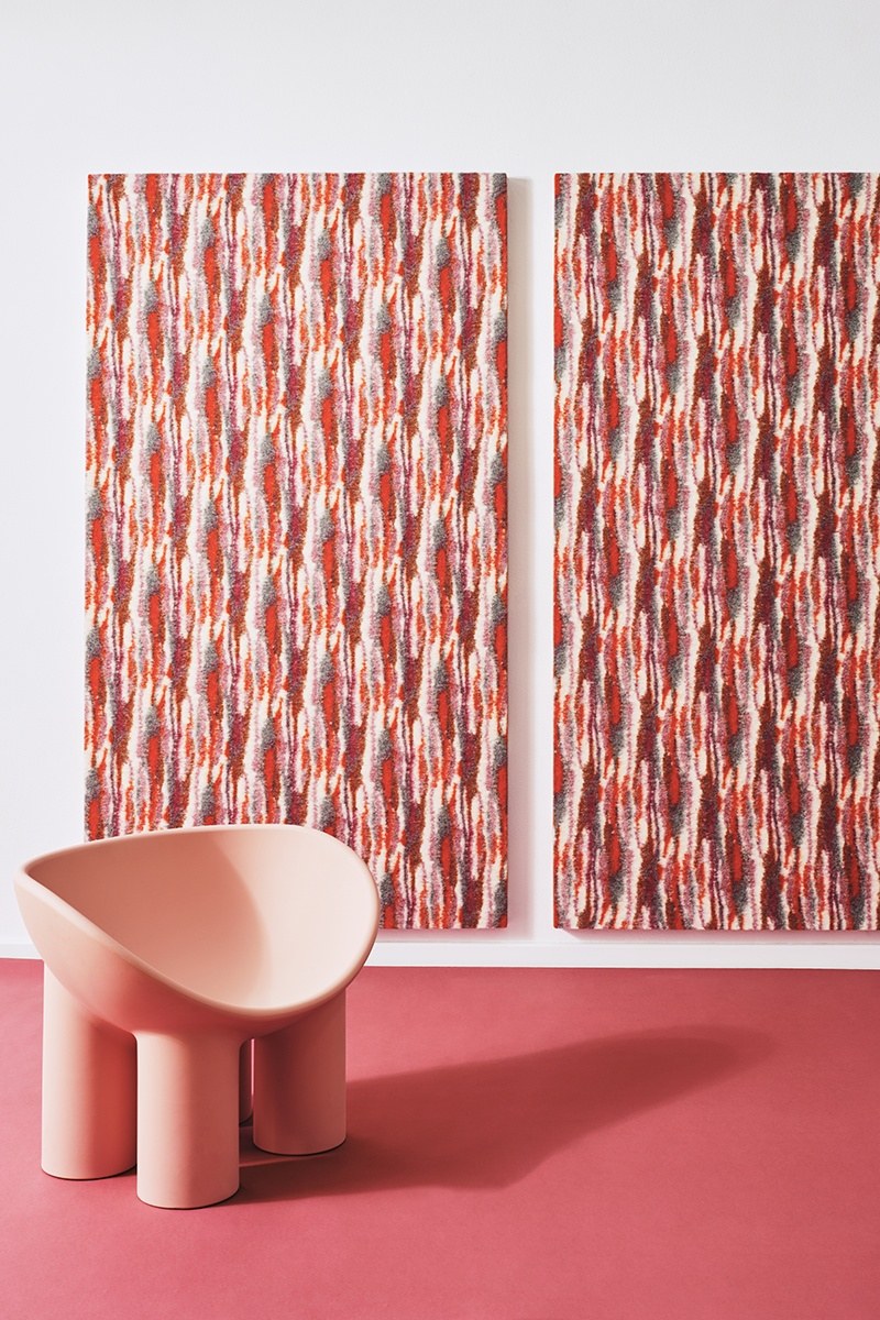 Feutre acoustique jacquard FUSIONfelt par Slalom, laine et polyester feutre acoustique jacquard Slalom FUSIONfelt en panneaux muraux au dessus d un fauteuil rose