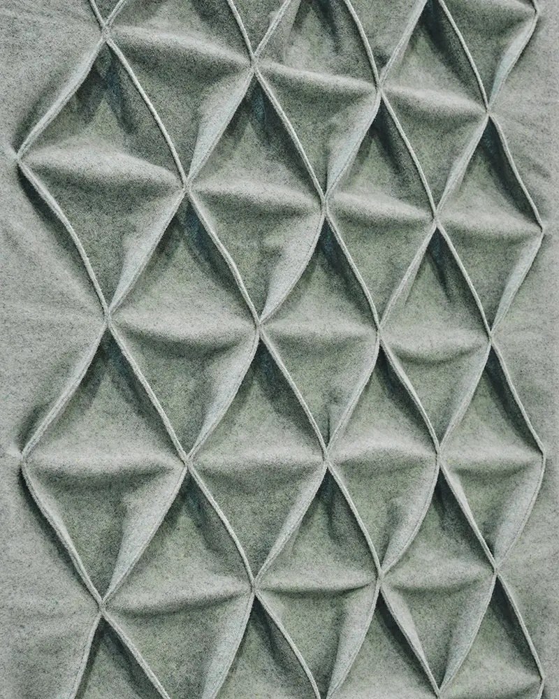 Feutre acoustique piqué Playfelt par Slalom, motif de losanges feutre acoustique piqué Slalom Playfelt, détail des losanges en relief