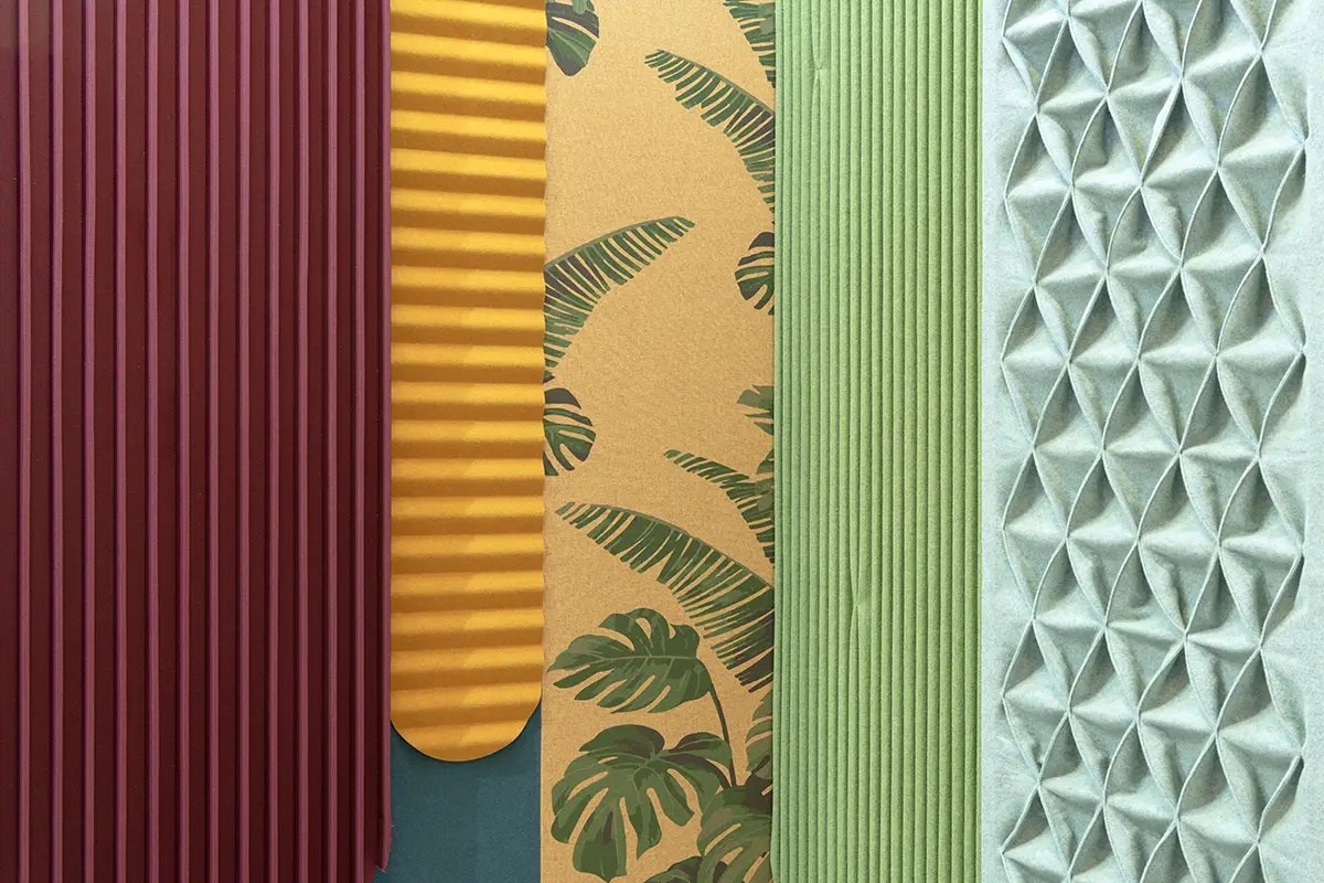 Feutre acoustique piqué Playfelt par Slalom, motif de losanges feutre acoustique piqué Slalom Playfelt près de lames bordeaux, jaunes et vertes
