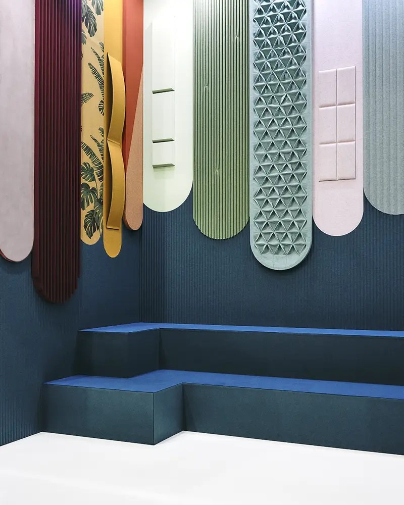 Feutre acoustique piqué Playfelt par Slalom, motif de losanges feutre acoustique piqué Slalom Playfelt en panneau arrondi parmi des lames colorées