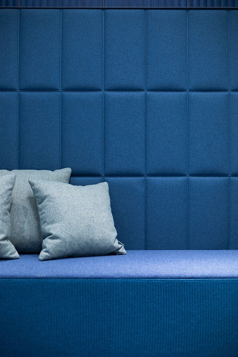 Feutre acoustique rayé PRESSEDfelt par Slalom, laine et PET feutre acoustique rayé Slalom PRESSEDfelt bleu sur une assise capitonnee