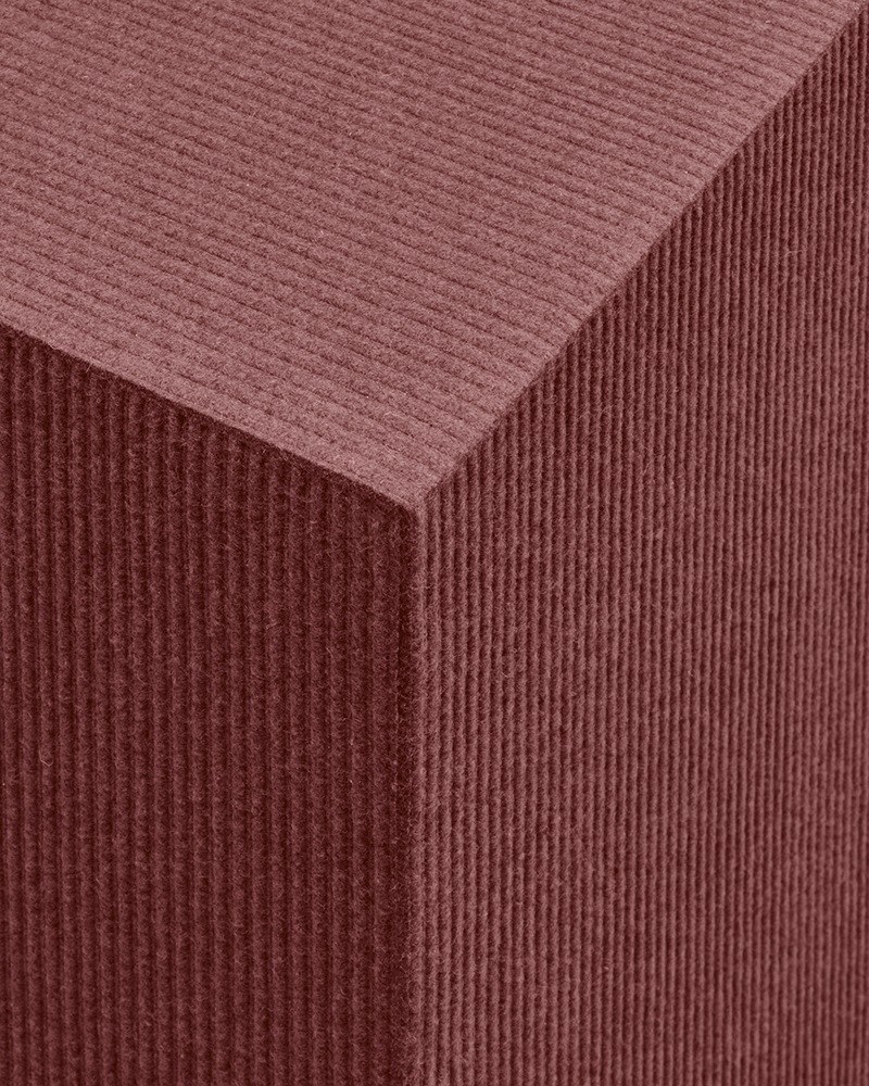 Feutre acoustique rayé PRESSEDfelt par Slalom, laine et PET feutre acoustique rayé Slalom PRESSEDfelt bordeaux, angle et rayures verticales