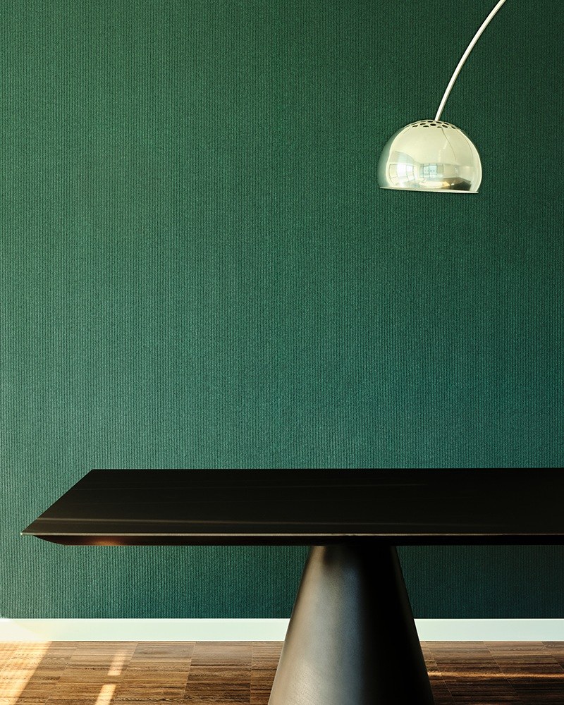 Feutre acoustique rayé PRESSEDfelt par Slalom, laine et PET feutre acoustique rayé Slalom PRESSEDfelt sur un mur vert avec un lampadaire arc et une table noire