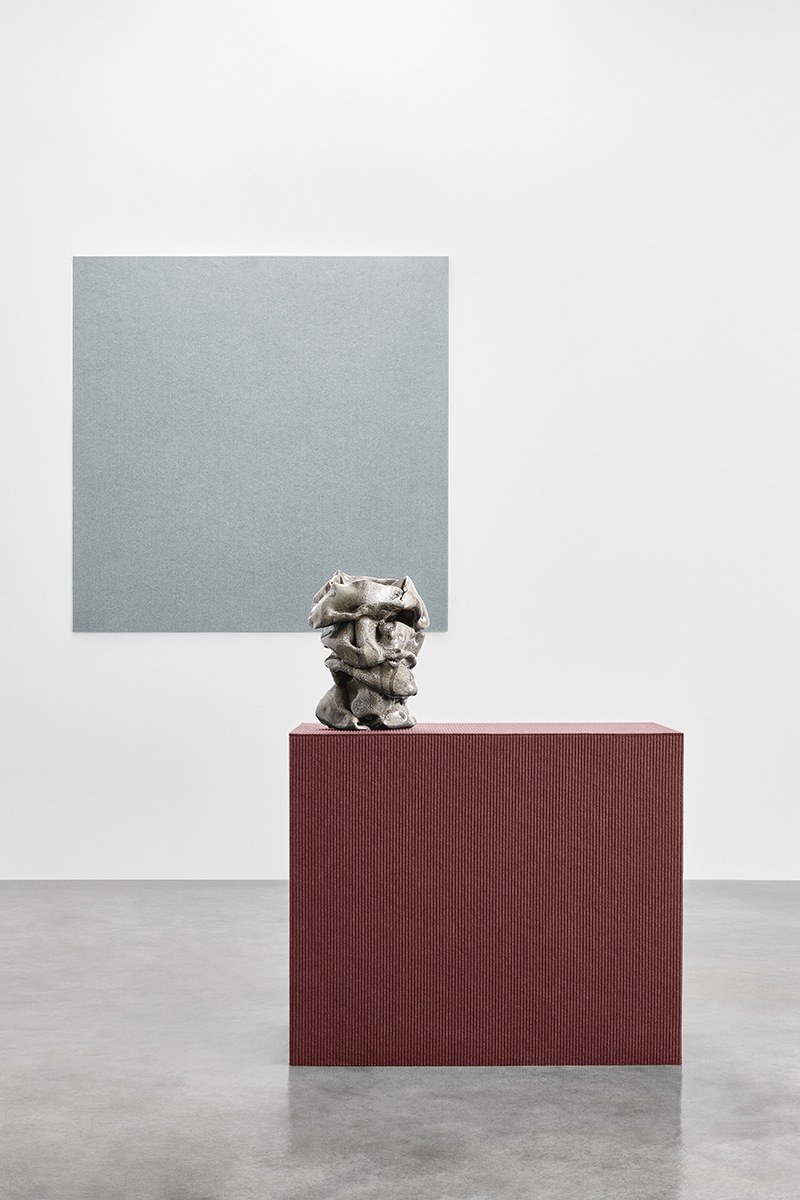 Feutre acoustique rayé PRESSEDfelt par Slalom, laine et PET feutre acoustique rayé Slalom PRESSEDfelt en panneau gris bleu et socle bordeaux