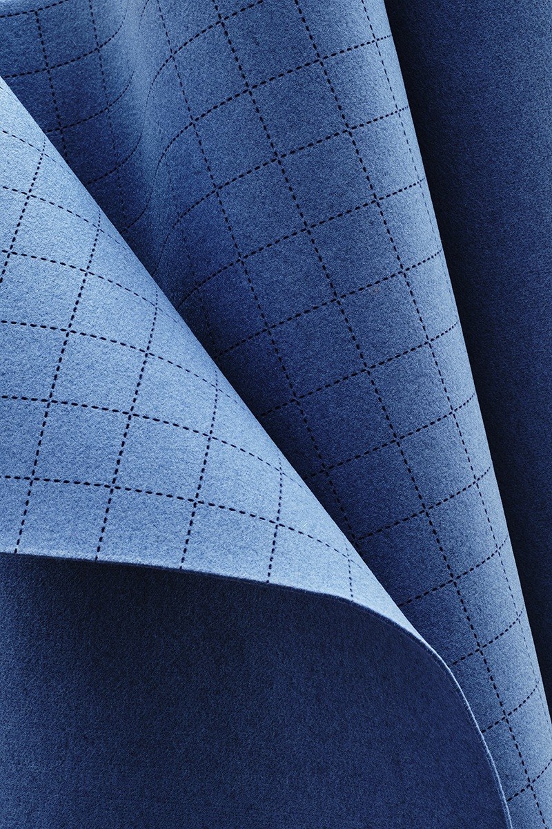 Feutre acoustique surpiqué CRAFTfelt par Slalom, quadrillage laser feutre acoustique surpiqué Slalom CRAFTfelt bleu, detail des surpiqures et du pli