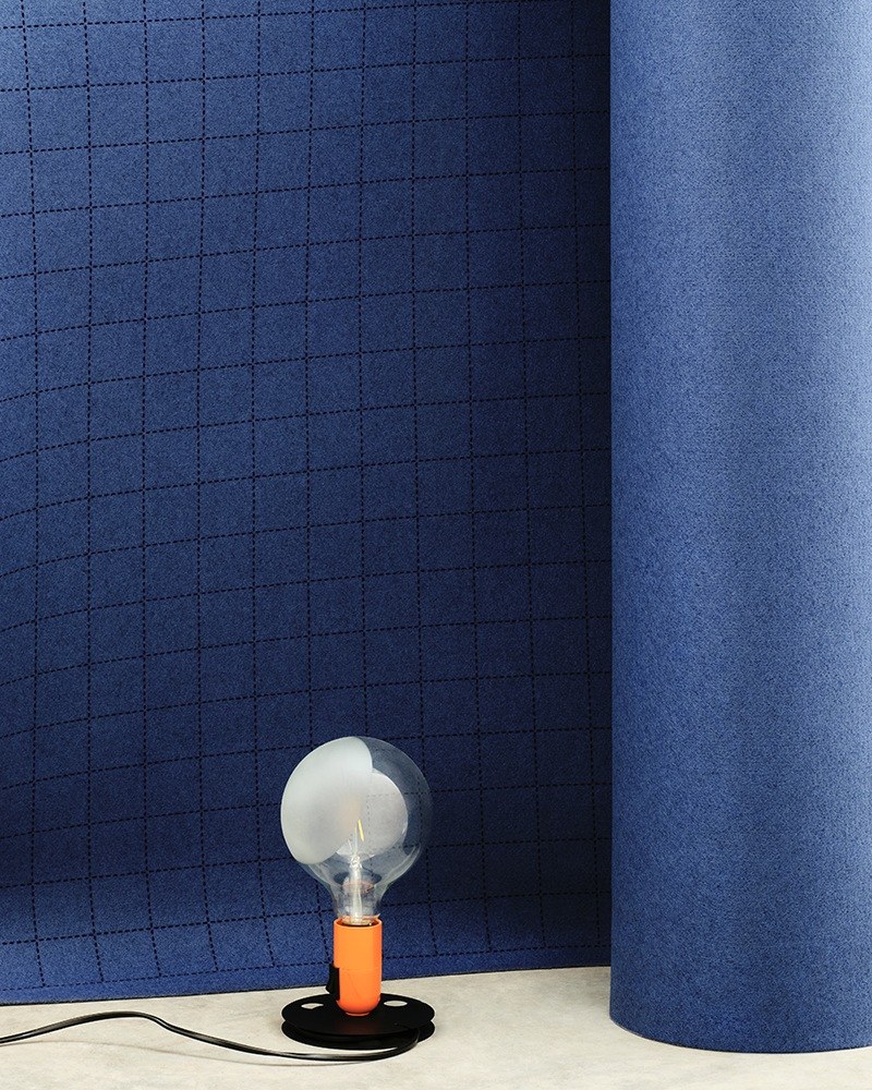 Feutre acoustique surpiqué CRAFTfelt par Slalom, quadrillage laser feutre acoustique surpiqué Slalom CRAFTfelt bleu en rouleau avec une lampe a poser