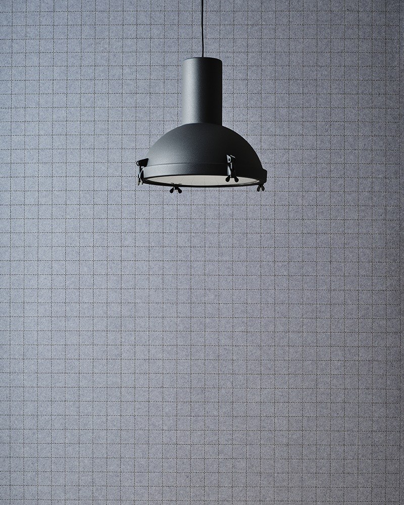 Feutre acoustique surpiqué CRAFTfelt par Slalom, quadrillage laser feutre acoustique surpiqué Slalom CRAFTfelt gris derriere une suspension noire