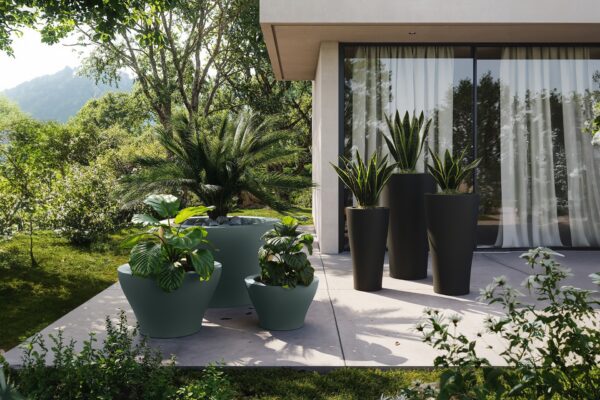 grand pot évasé extérieur pots évasés Vondom en situation sur terrasse de jardin