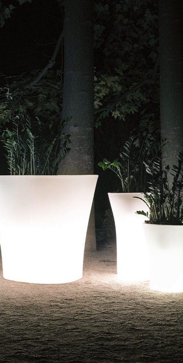 grand pot extérieur design Bones Vondom version lumineuse la nuit