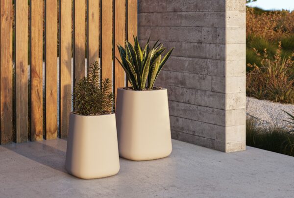 grand pot extérieur design Ulm Vondom pots carrés hauts en situation devant un mur en béton