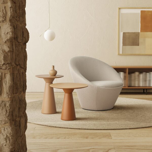 guéridon design Inclass Essens Occasional, deux tables d appoint terracotta devant un fauteuil