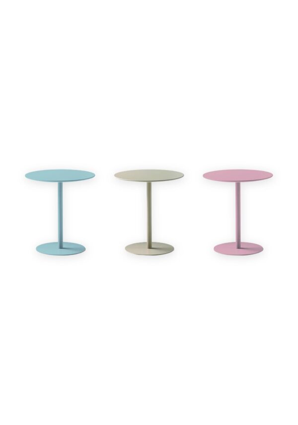 guéridon réglable en hauteur Inclass Nume avec trois plateaux ronds de couleur, fond blanc