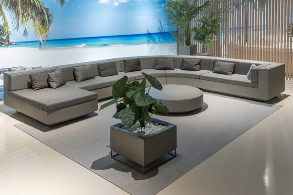 jardinière carrée extérieur Vela au centre d un salon lounge