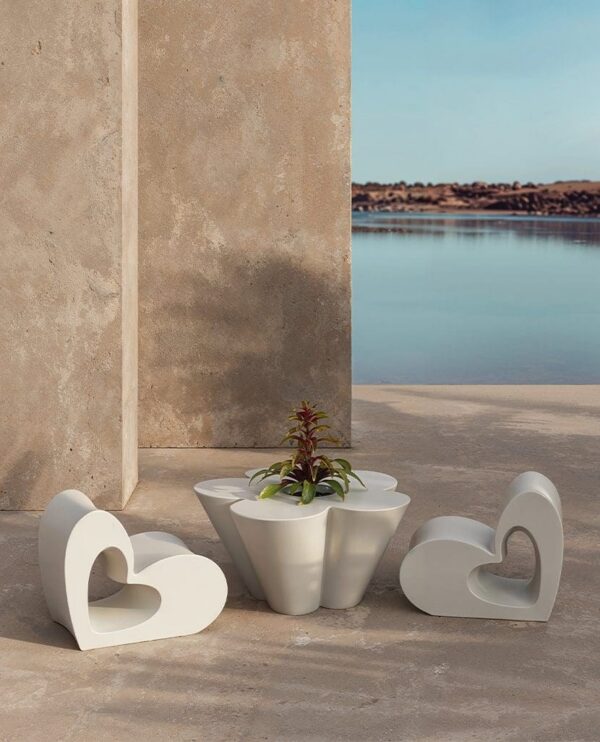 jardinière extérieur design Agatha jardinière fleur blanche entre deux fauteuils cœur