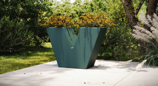 jardinière extérieur design en V Vondom vert profond plantee de fleurs jaunes dans un jardin