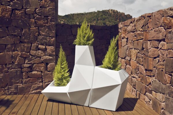 jardinière extérieur design Faz Vondom trio de jardinières facettées blanches en situation sur une terrasse