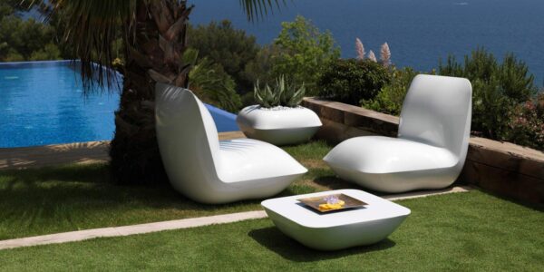jardinière extérieur design Pillow plantée dans un jardin près d une piscine