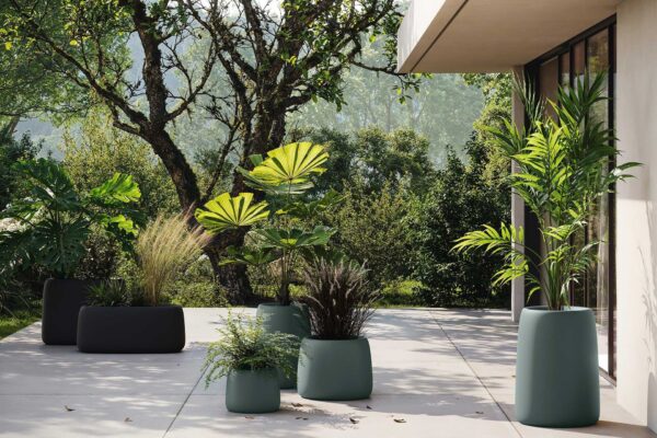 jardinière rectangulaire extérieur Vondom noire en situation sur une terrasse