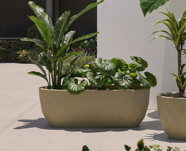 jardinière rectangulaire extérieur Vases Vondom plantee sur une terrasse