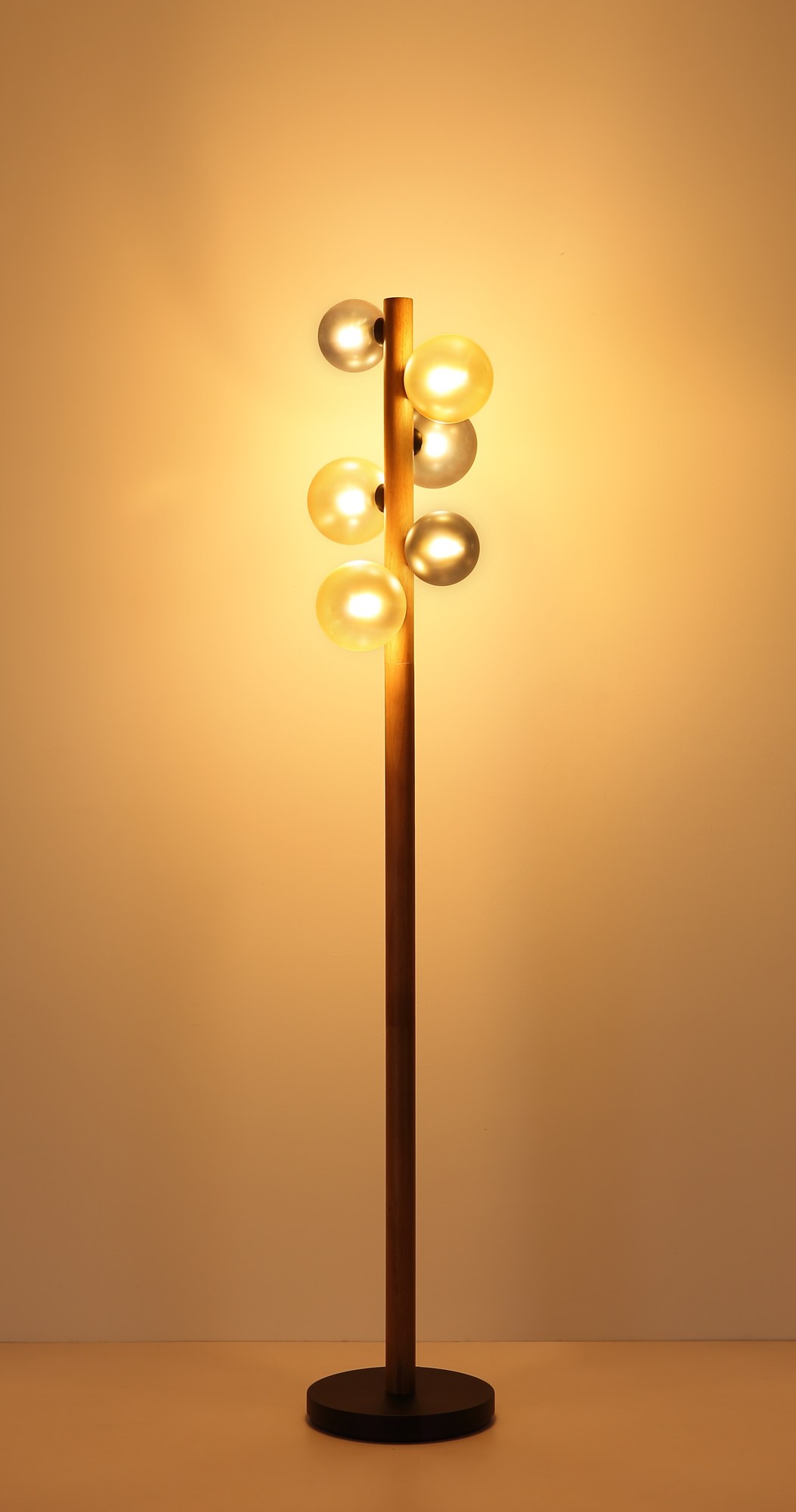Lampadaire 6 boules de verre sur tige, fumé, ambré, bronze ou bois, 155 cm lampadaire 6 boules de verre version bois à verre ambré et fumé allumée dans une pièce
