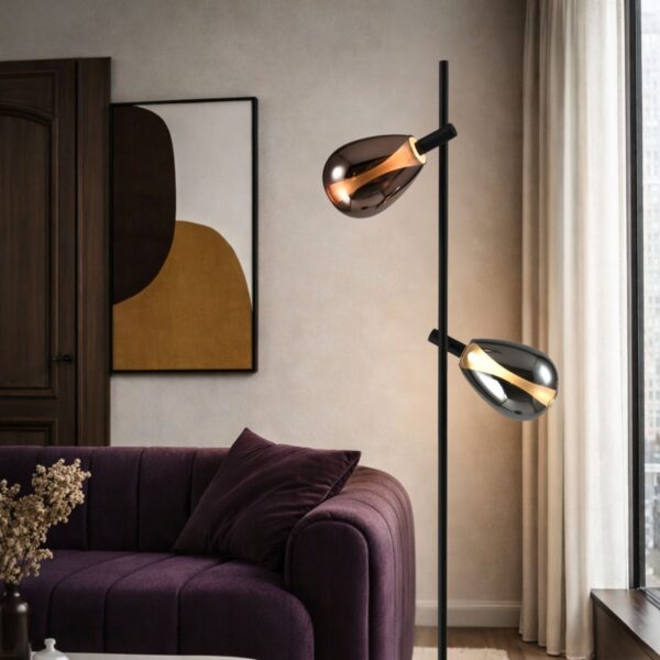 lampadaire à deux lumières près d un canapé violet