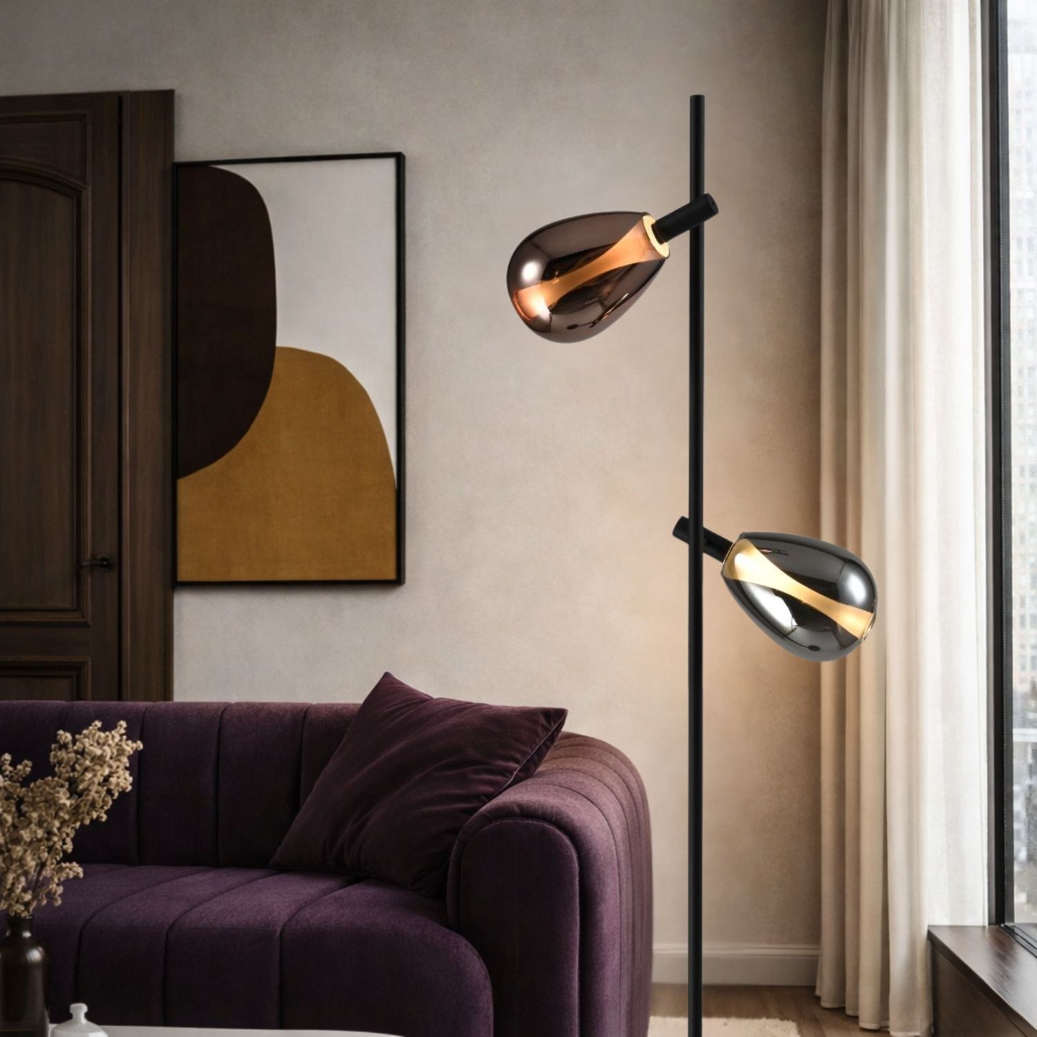 Lampadaire à deux lumières en verre fumé et cuivré, pied noir, G9 lampadaire à deux lumières près d un canapé violet