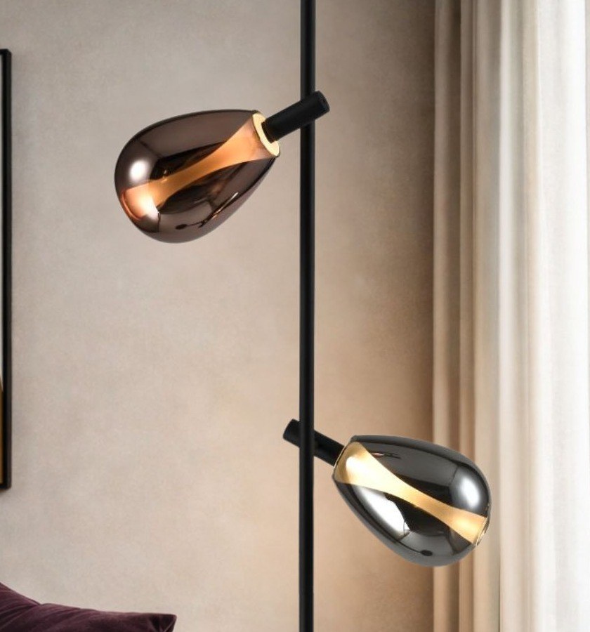Lampadaire à deux lumières en verre fumé et cuivré, pied noir, G9 lampadaire à deux lumières vue rapprochée des deux gouttes