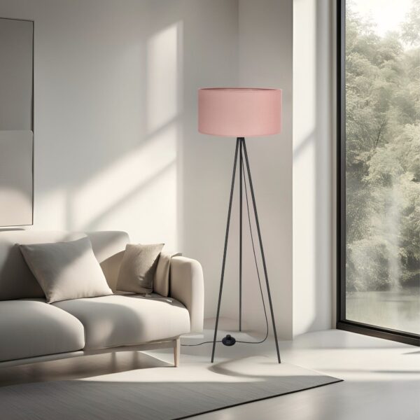 lampadaire abat-jour tambour rose près d un canapé gris clair dans un salon