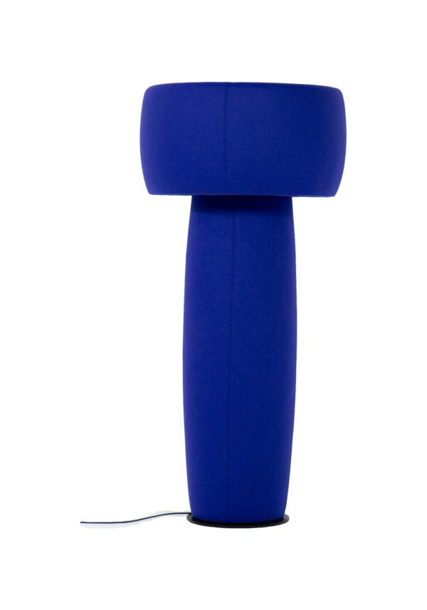 lampadaire acoustique BuzziShroom en tissu bleu, forme de champignon, fond blanc