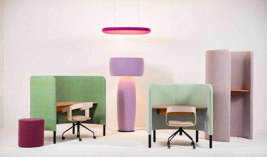 Luminaires acoustiques professionnels Lampadaire acoustique BuzziShroom au-dessus de postes de travail isolés