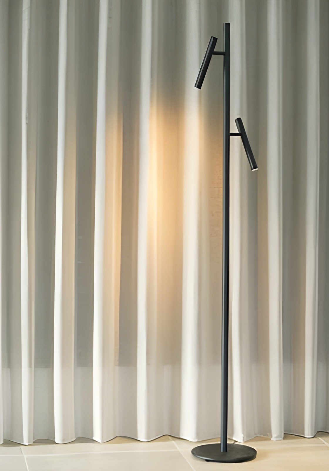 lampadaire Alto Floor Antidark noir devant un rideau
