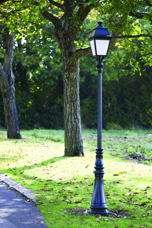lampadaire Avenue 3 noir dans un parc, devant un arbre et une pelouse