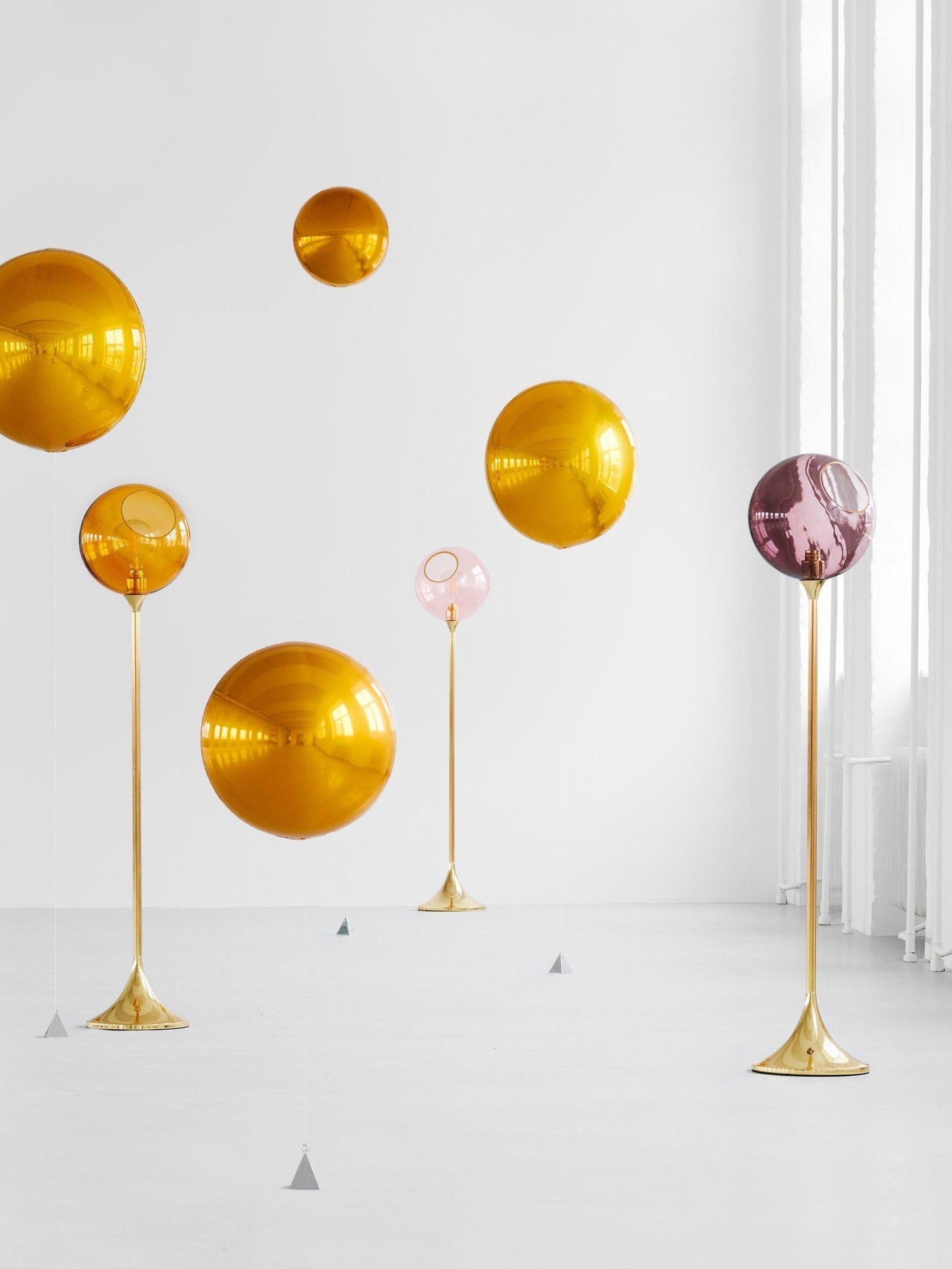 Lampadaire Ballroom en verre soufflé par Design by Us lampadaire Ballroom Design by Us, en situation, plusieurs coloris
