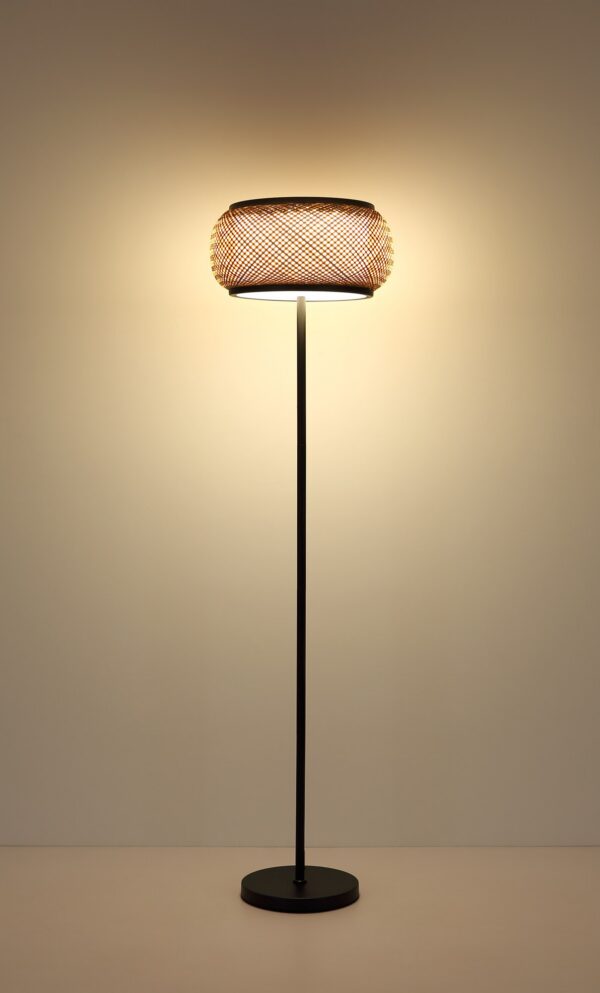 Luminaire tissu : suspensions, lampes et abat-jour en tissu lampadaire bambou LED allumé, lumière chaude sur le mur