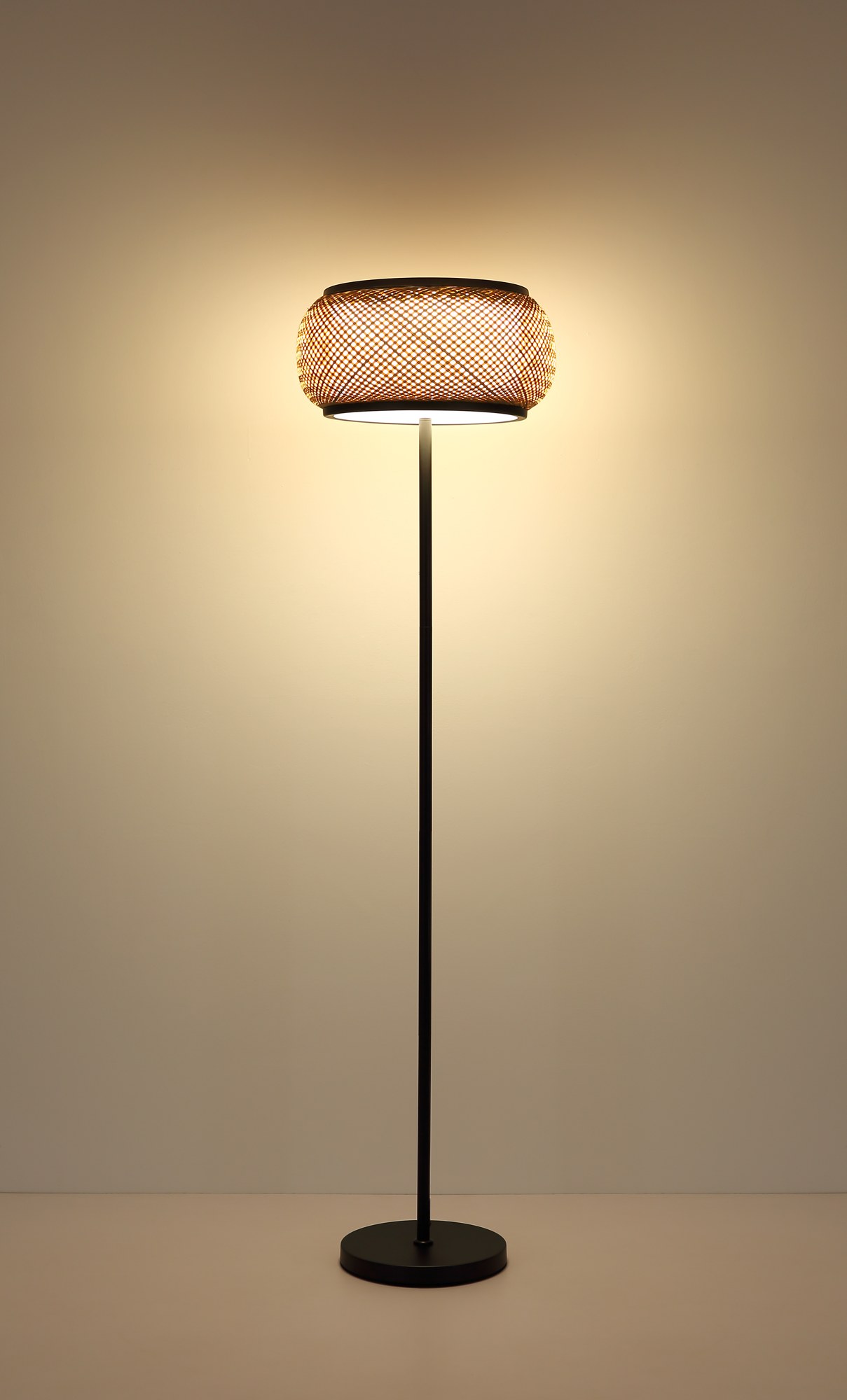 Lampadaire bambou LED noir, abat-jour tressé Ø 38 cm, 146 cm lampadaire bambou LED allumé, lumière chaude sur le mur