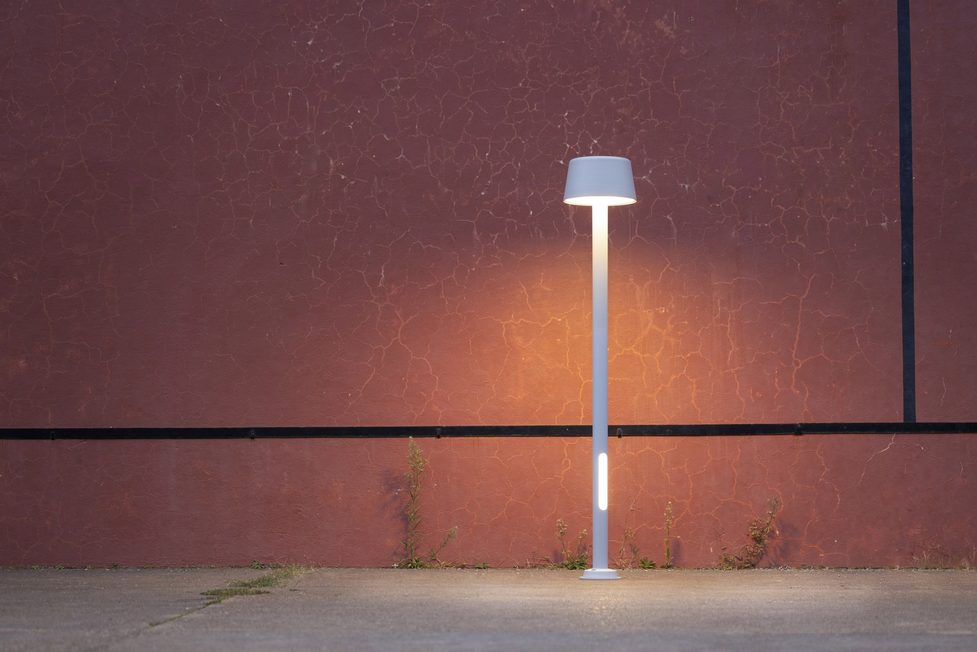 Lampadaire Bark par Roger Pradier, mât aluminium LED ou E27 lampadaire Bark gris soie éclairant un cheminement piéton de nuit