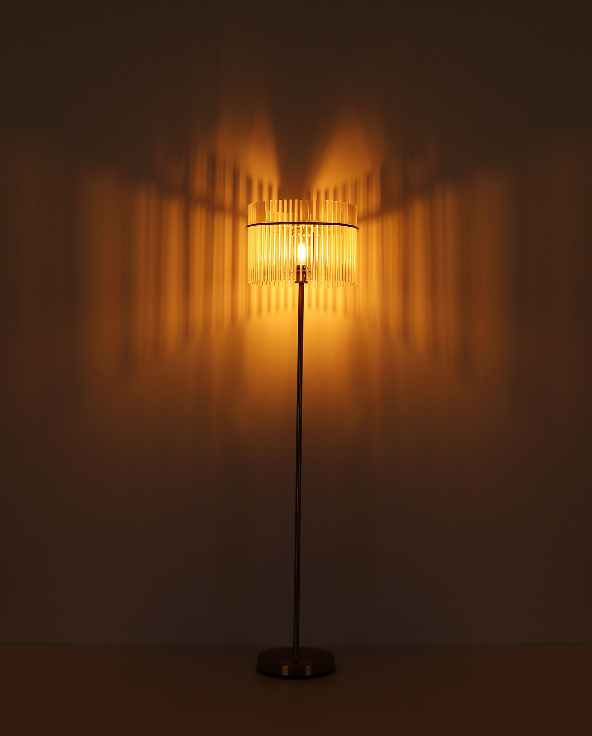 Lampadaire barreaux de verre, abat-jour rond Ø 38 cm, 3 finitions lampadaire barreaux de verre opale et métal or allumé, lumière chaude