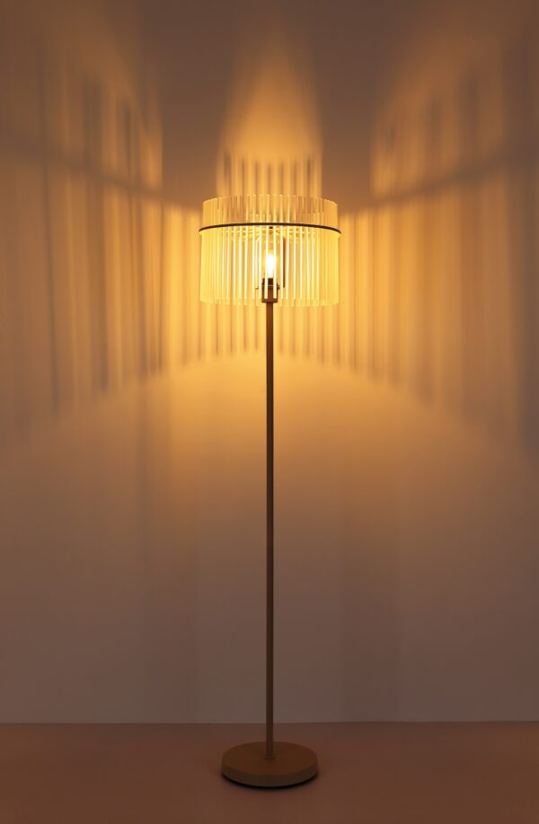 Lampe en verre : luminaires en verre soufflé, opalin et fumé lampadaire barreaux de verre satiné et métal sable allumé, lumière chaude