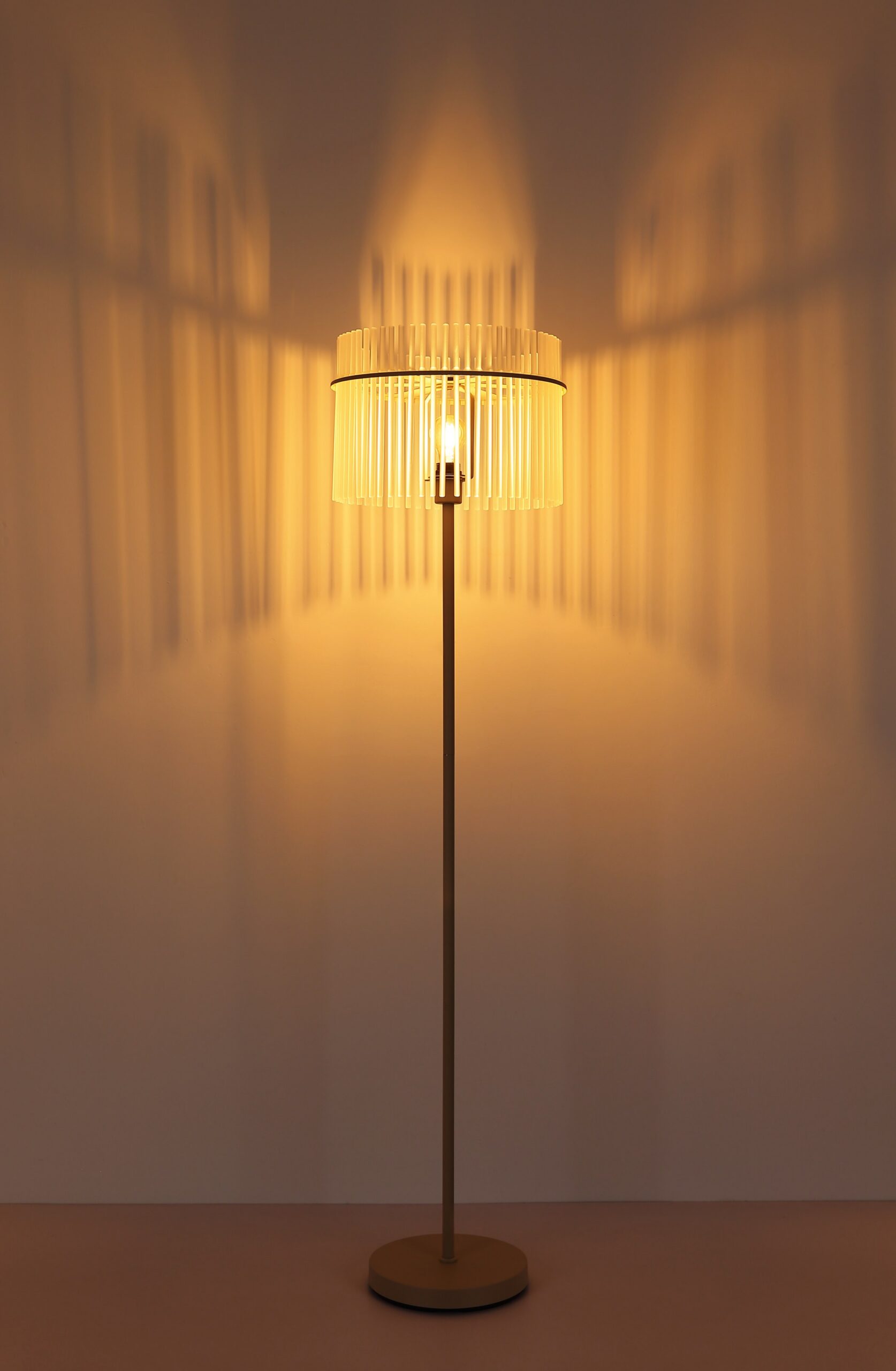Lampadaire barreaux de verre, abat-jour rond Ø 38 cm, 3 finitions lampadaire barreaux de verre satiné et métal sable allumé, lumière chaude