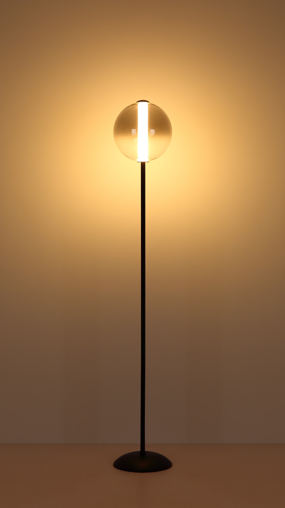 Lampadaire boule verre fumé noir, LED 3000 K, hauteur 152 cm lampadaire boule verre fumé allumé, lumière chaude sur le mur