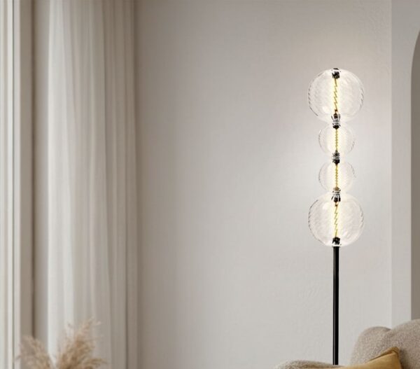 lampadaire boules de verre LED dans un salon