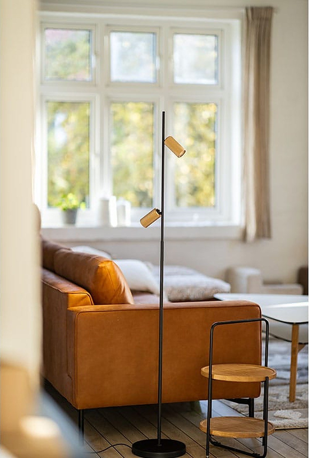 lampadaire Decor Floor Antidark F2 à deux spots près d'un canapé