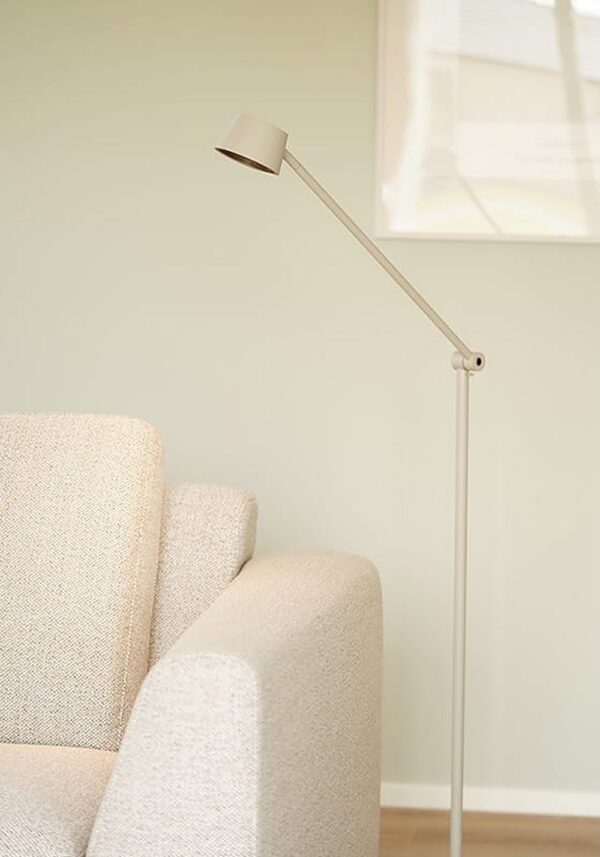 lampadaire Direction Floor Antidark F1 gris mat près d'un canapé